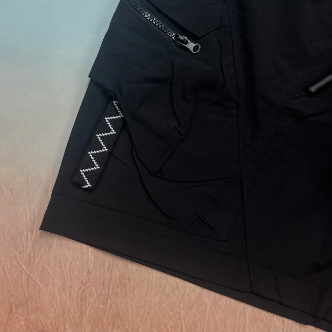 🅿️230 🔘Model number-BS701 🔘Stone Island𝐒𝐓𝐎𝐍𝐄 𝐈𝐒𝐋𝐀𝐍𝐃 25SS large pocket zipper quick-drying badge embroidered sports shorts* The fabric has been specially treated, feels great and is also particularly durable. From the design point of view, these shorts have a classic workwear style, with multiple large pockets, which are not only practical for holding things, but also add a sense of fashion. The zippers on the pockets have exquisite details and open and close smoothly. The iconic compass logo is low-key and unique, instantly upgrading your look. The waist drawstring design can be adjusted according to your waistline, making it more comfortable to wear. There are also many color choices, including classic black, which is versatile and slimming; calm military green, full of outdoor atmosphere; and personalized brown, eye-catching and fashionable. The matching suggestions are as follows: Casual street style: Pair the upper body with a white loose T-shirt, and then wear a pair of black and white sports shoes, such as Converse classics, which are simple and trendy, and are very eye-catching when going out on the street. Outdoor functional style: Wear a black quick-drying short-sleeved jacket inside, a jacket outside, and these shorts on the lower body, along with a pair of outdoor hiking shoes, and a large-capacity functional backpack, which is perfect for hiking and traveling outdoors. Simple sports style: Wear a sports vest on top, a thin sports jacket on top, and pair with these shorts and a pair of sports running shoes to go for fitness or running, comfortable and energetic.  Size: M L XL XXL Color: Black, Light Brown, Army Green